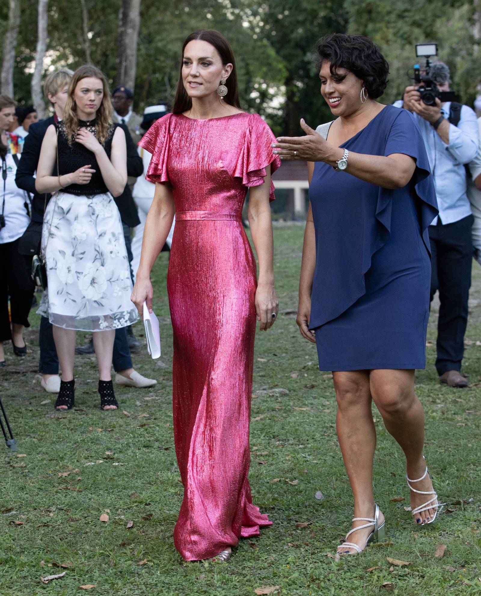 Księżna Kate Middleton w połyskującej, różowej sukni od The Vapires Wife podczas wizyty w Belize.