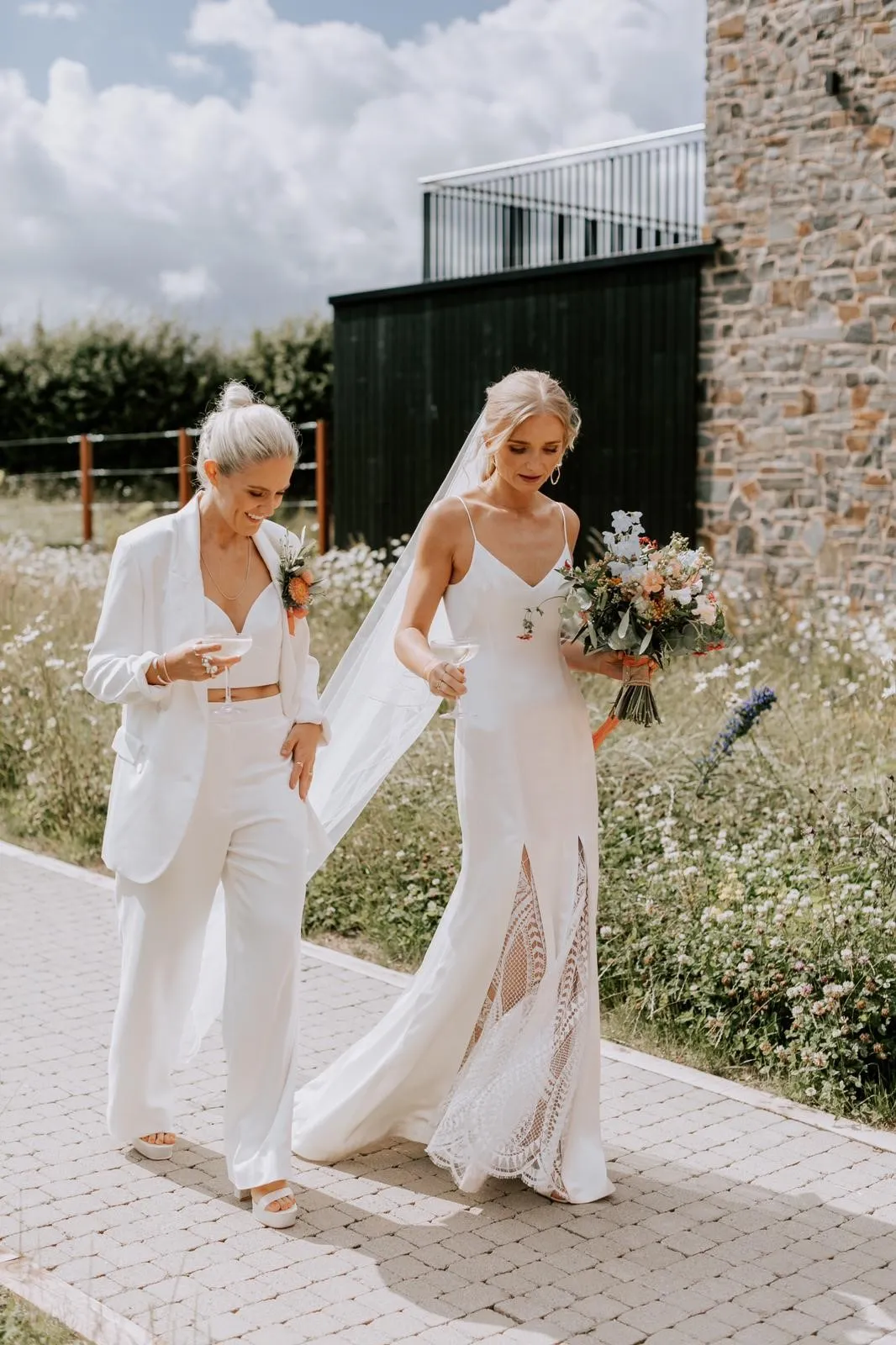 Katie, dbająca o asortyment w Urban Outfitters, założyła slip dress Galvan, a Sophie, pracująca w promocji w ASOS, po swój biały garnitur zwróciła się do Nikeena Asara. (Fot. Emma Kenny)