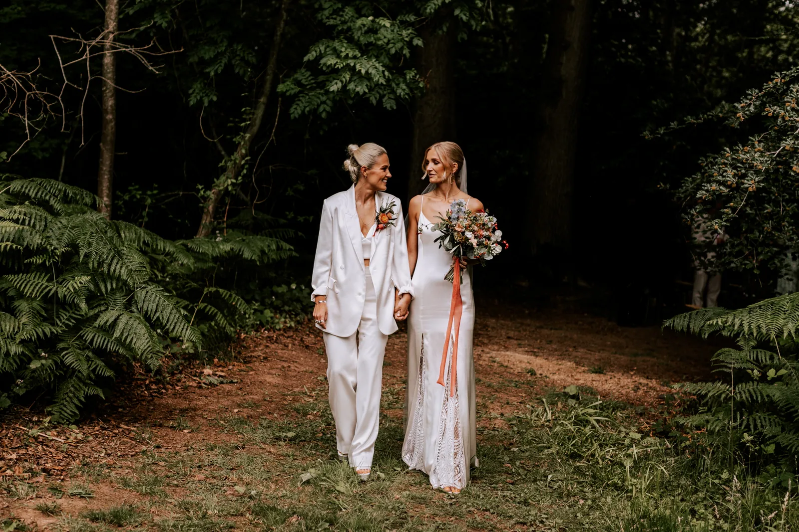 Firma Rural Floral zapewniła kwiaty w wiejskim stylu, które idealnie pasowały do pełnej zieleni scenerii romantycznej ceremonii. (Fot. Emma Kenny)