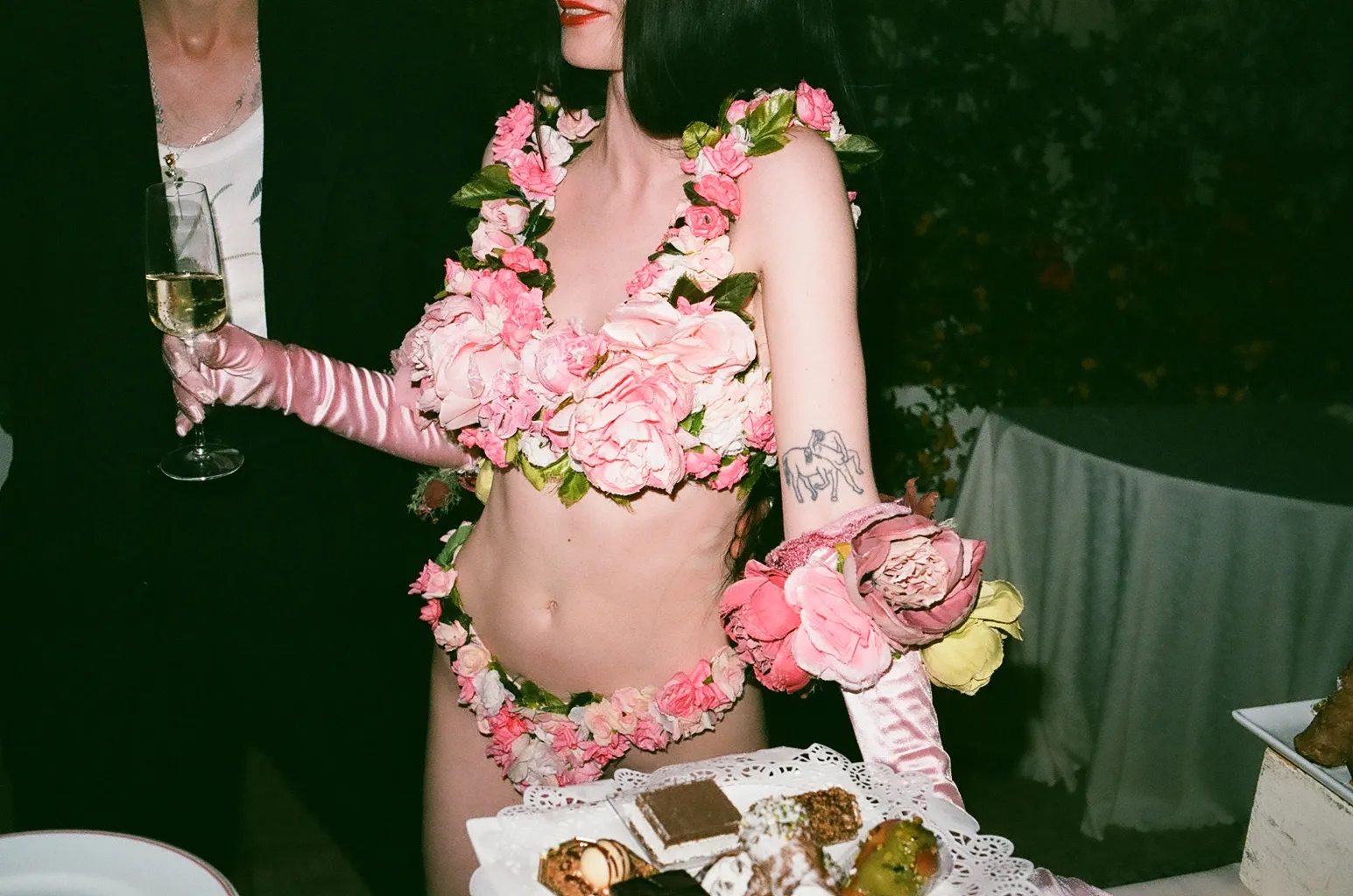 Rodgers kroi tort w kwiatowym bikini Adriana Hot Couture. (Fot. Dzięki uprzejmości Maxime Ballesteros)