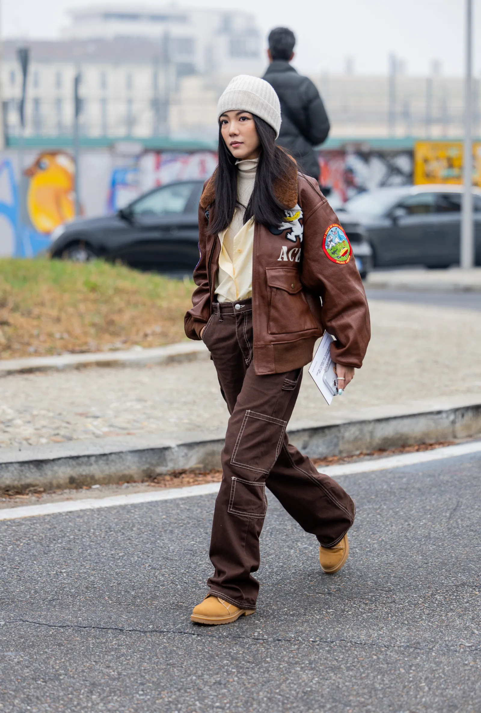 Street style podczas tygodnia mody jesień-zima 2023/2024. (Fot. Getty Images)