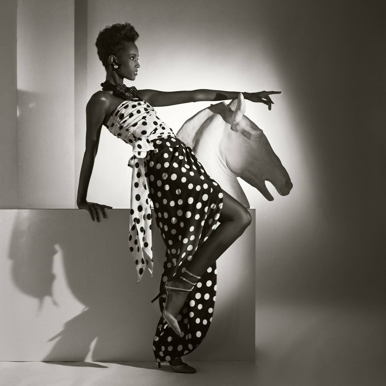 Iman w Valentino, 1982 (Fot. Horst P. Horst, courtesy of Horst estate)