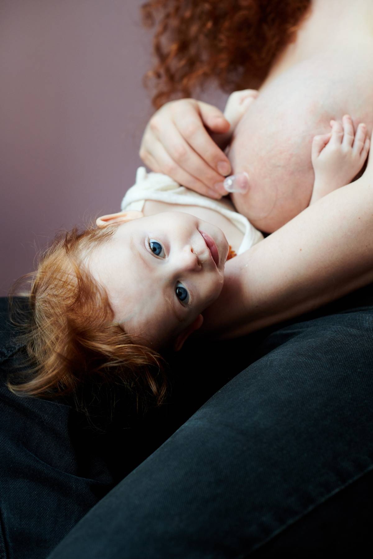 Bella: „Początki były bardzo trudne, ponieważ Cosmo ma wadę w budowie języka, co zostało bardzo późno zdiagnozowane. Karmienie piersią jest możliwe dzięki nakładkom na sutki. Wstydziłam się tego, uważałam, że to tymczasowe. Pięć miesięcy później wciąż ich używamy i jestem bardzo wdzięczna, że ktoś je wymyślił. Tylko dzięki temu mogę karmić piersią.” (Fot. Sophie Harris-Taylor)