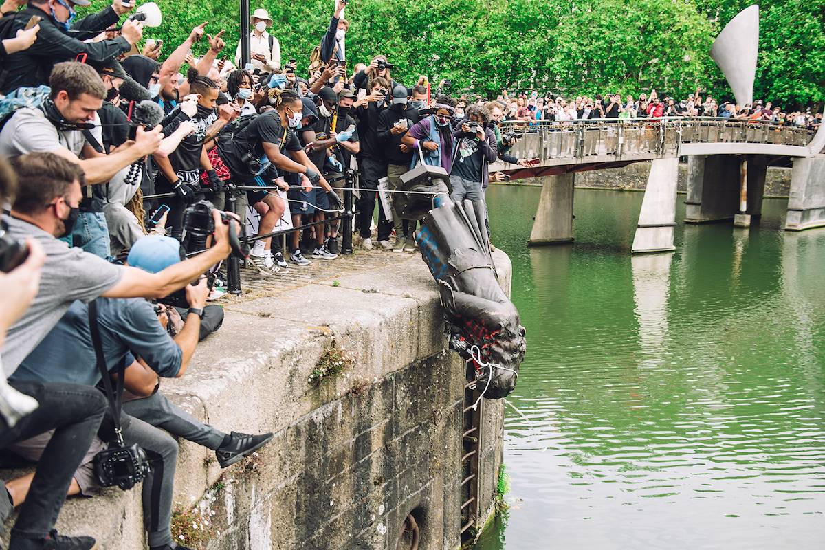 Pomnik Edwarda Colstona, handlarza niewolników, zostaje wrzucony do rzeki przez protestujących w Bristolu (Fot. Giulia Spadafora/NurPhoto via Getty Images)