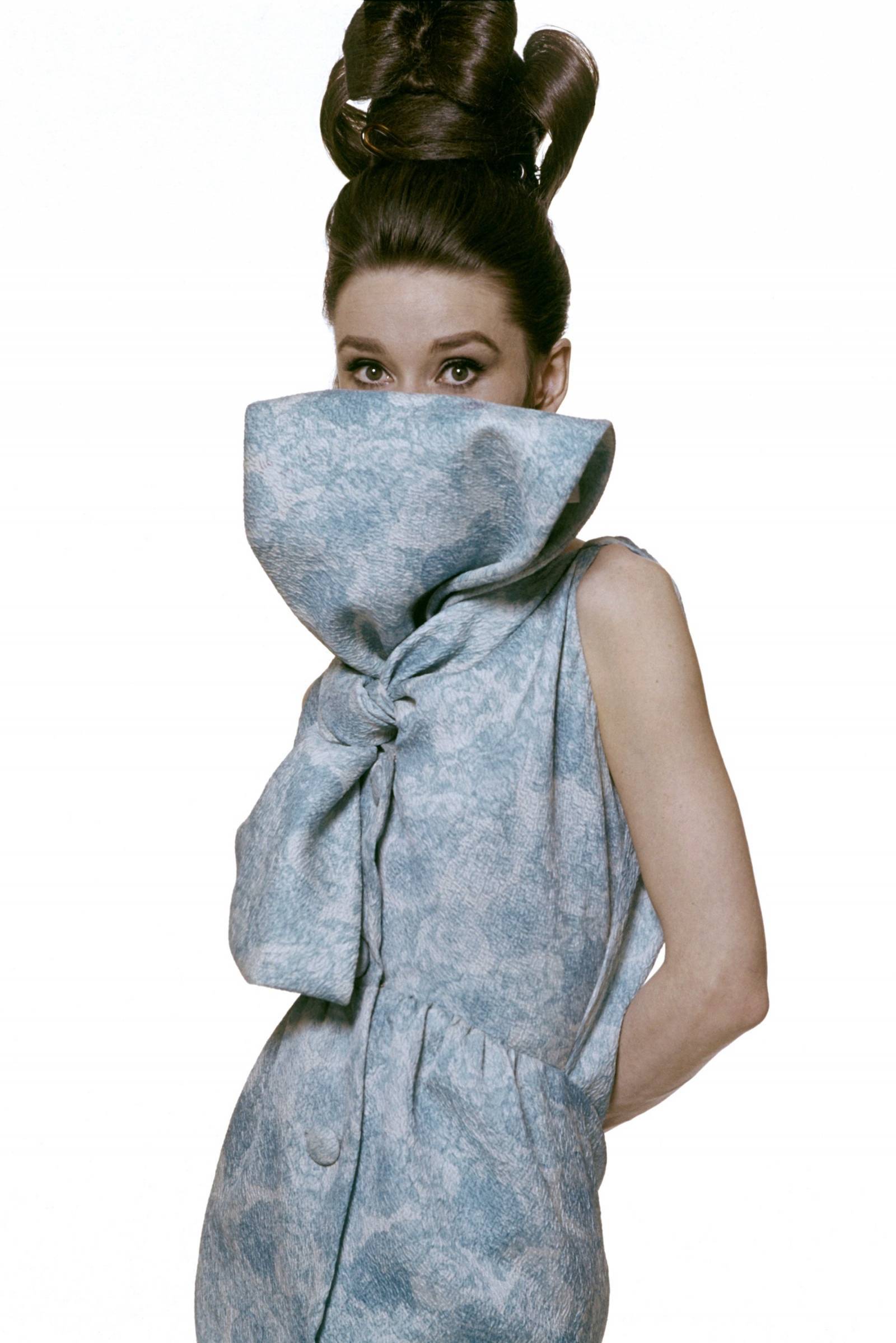 Audrey Hepburn w kreacji Givenchy, 1953 rok (Fot. Bert Stern, Vogue)