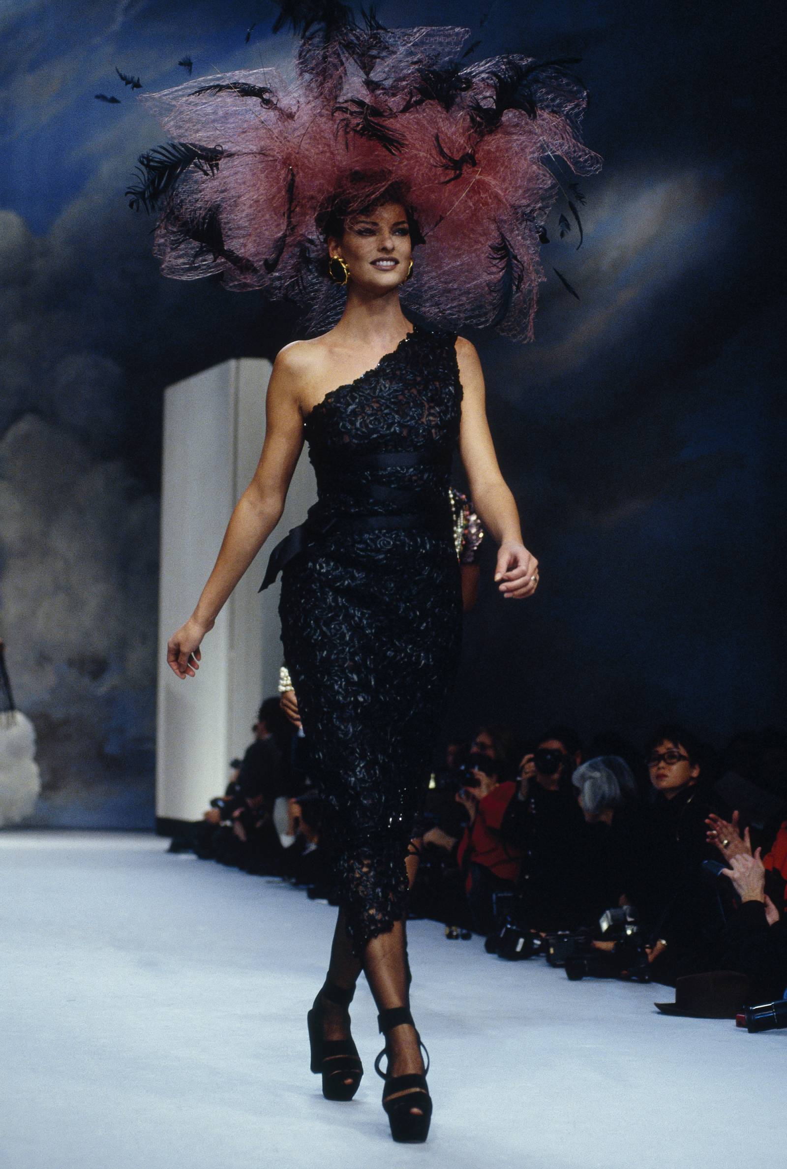Linda Evangelista, Karl Lagerfeld dla Chanel haute couture wiosna-lato 1992 (Fot. Getty Images)