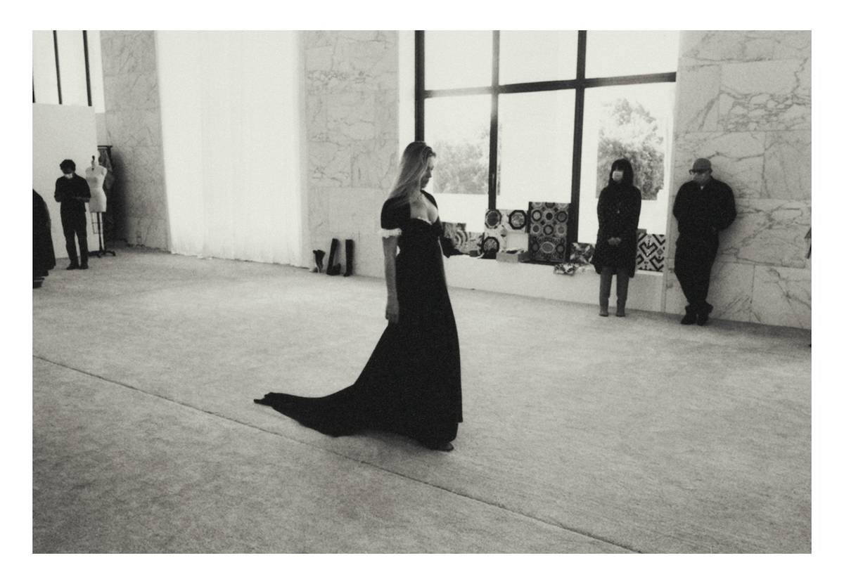 Kate Moss w otwierającej kolekcję kreacji / Fot. Nikolai von Bismarck