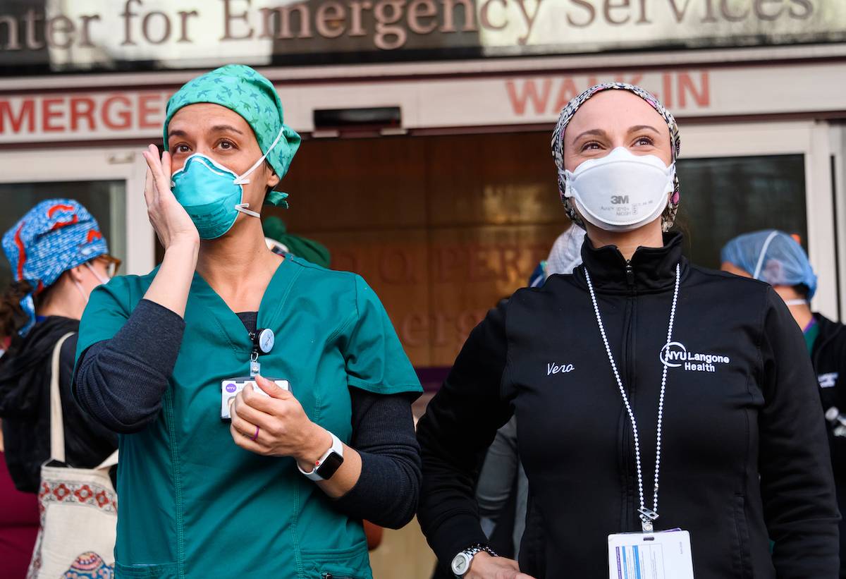 Lekarki podczas minuty owacji dla pracowników ochrony zdrowia w Nowym Jorku (Fot. Getty Images)