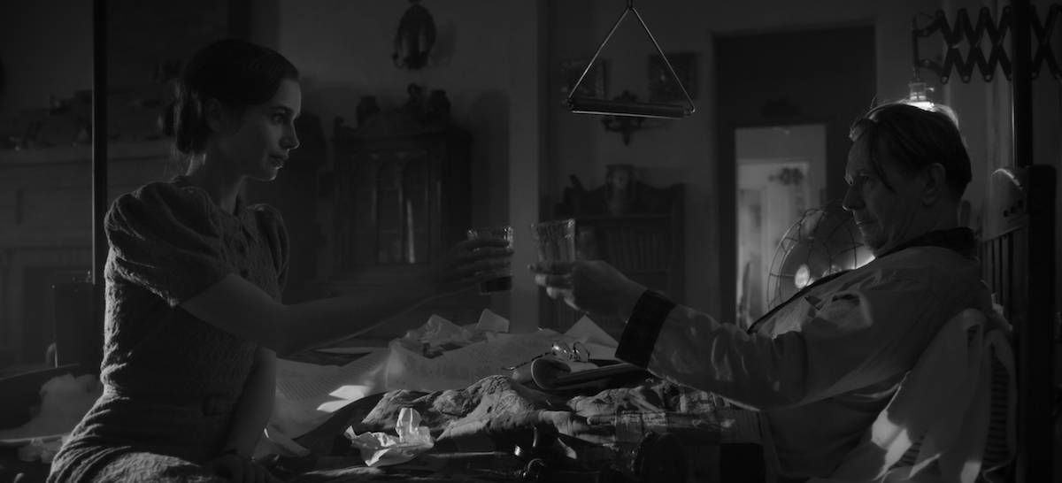 Lily Collins jako Rita Alexander i Gary Oldman jako Herman Mankiewicz w filmie Mank (Fot. materiały prasowe Netflix)