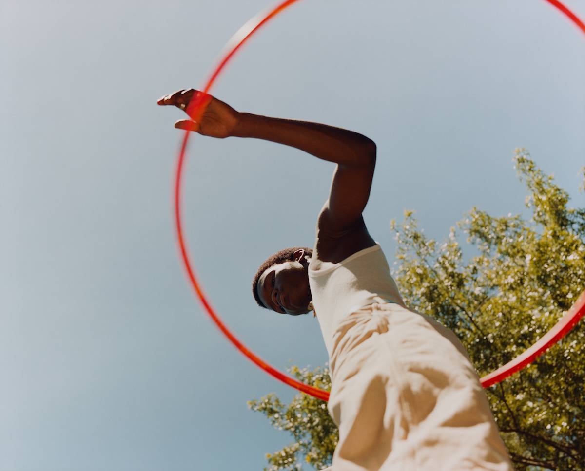 Untitled (Sosa with Orange Hula Hoop), 2019 (Fot. Tyler Mitchell)