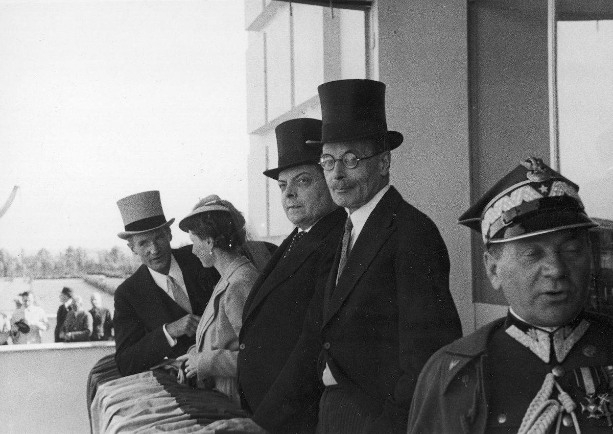 Otwarcie nowego toru wyścigowego. Goście na trybunie honorowej zwanej członkowską. Widoczni od lewej ambasador Stanów Zjednoczonych w Polsce Anthony J. Drexel Biddle Jr. (Fot. materiały prasowe)