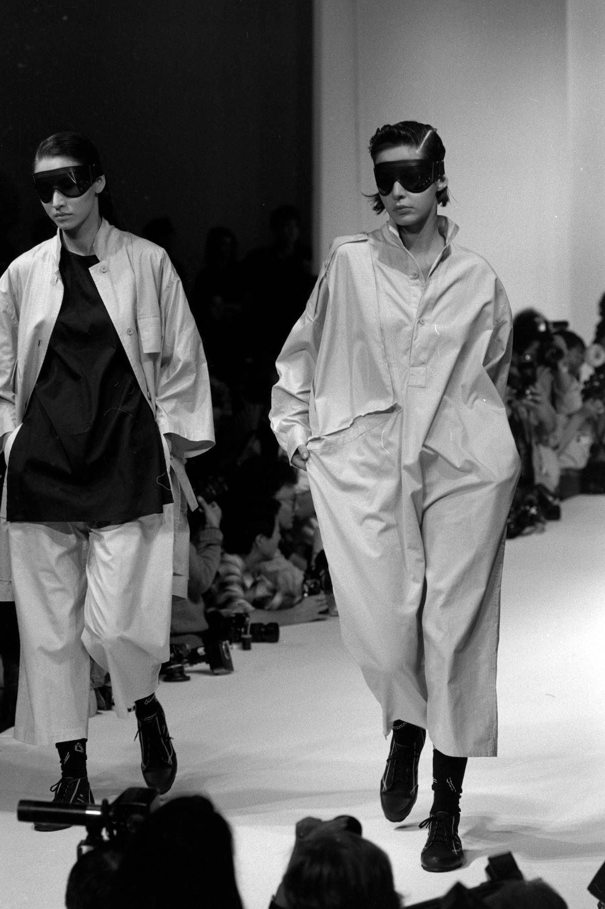 Yohji Yamamoto wiosna 1984 (Fot. Fairchild Archive/Penske Media/Shutterstock)