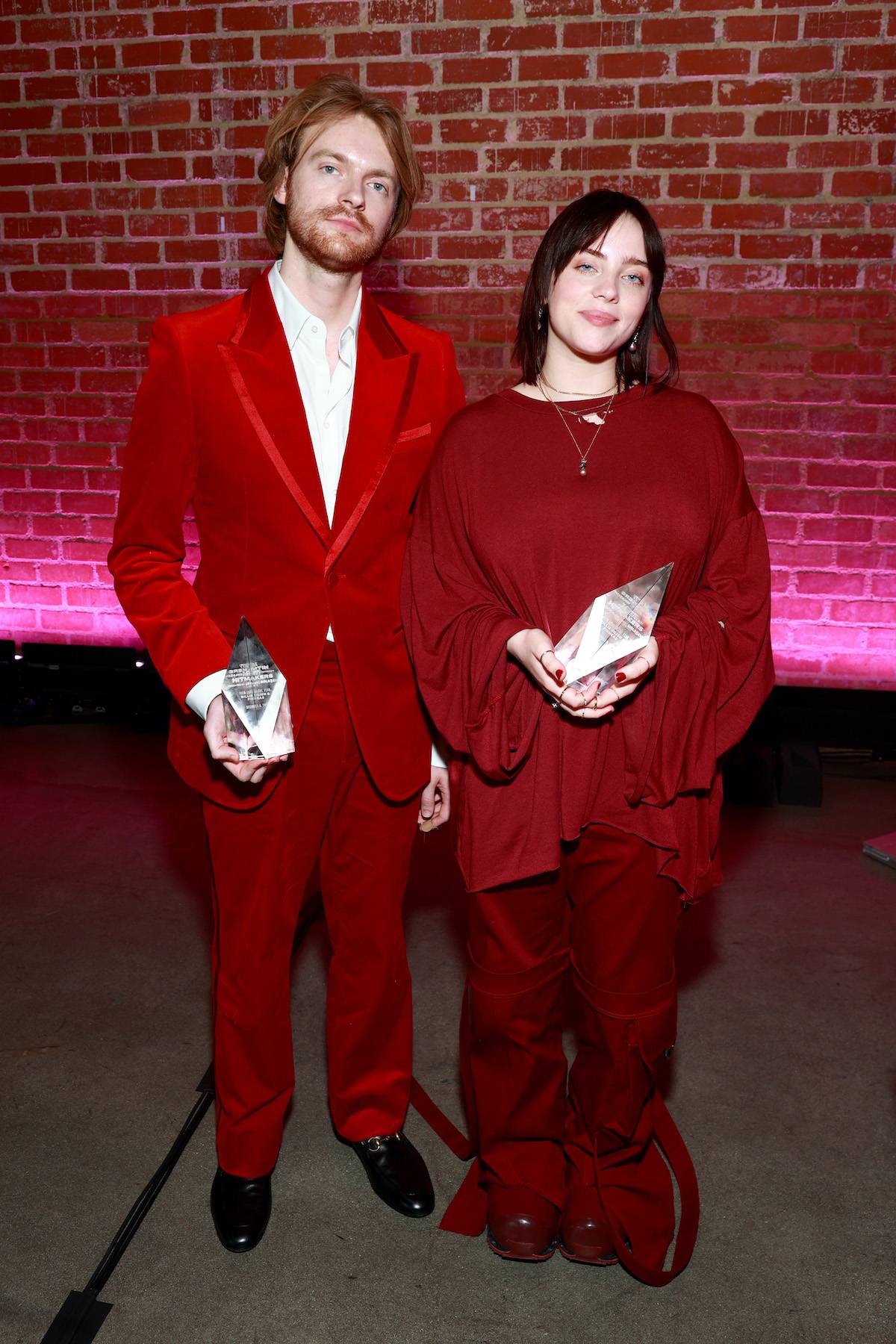 Finneas i Billie Eilish ze statuetką Song of the Year / Fot. Getty Images