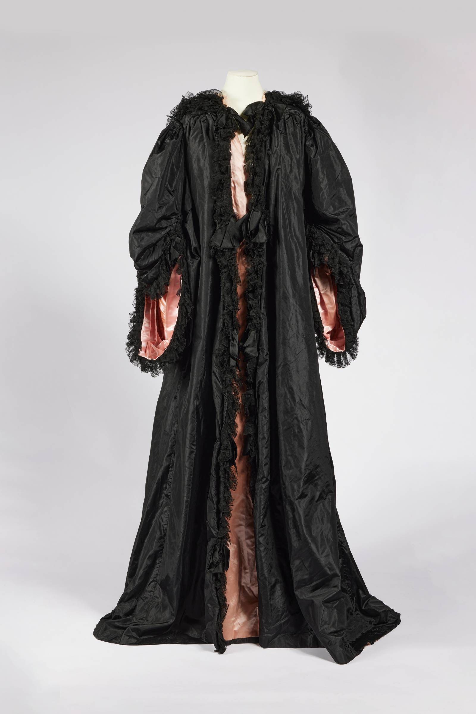 Opera cloak noszona przez Lady Sassoon, c.1895. (© Houghton Hall)