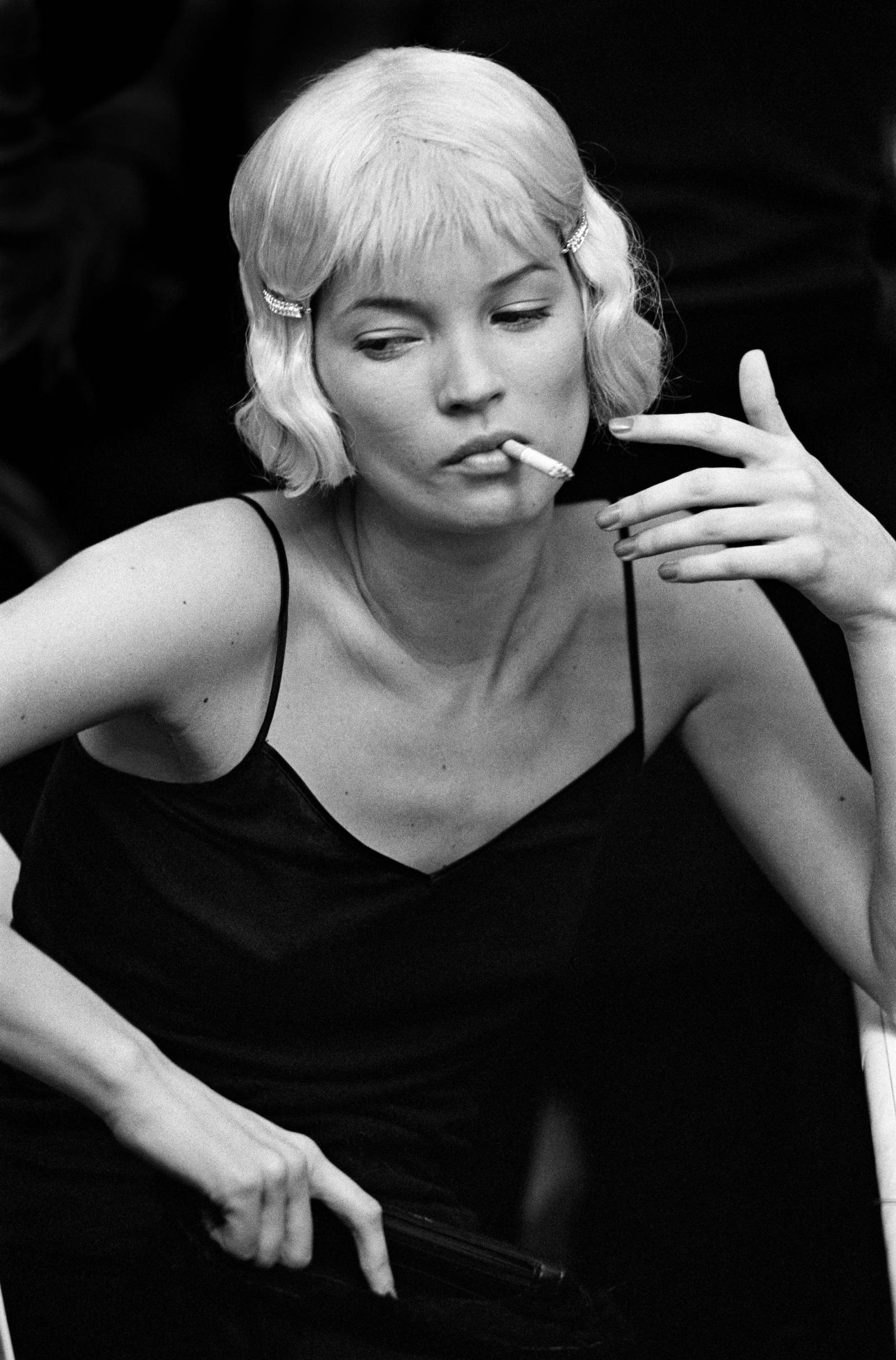 Kate Moss za kulisami pokazu Helmut Lang w 1998 roku (Fot. Getty Images)