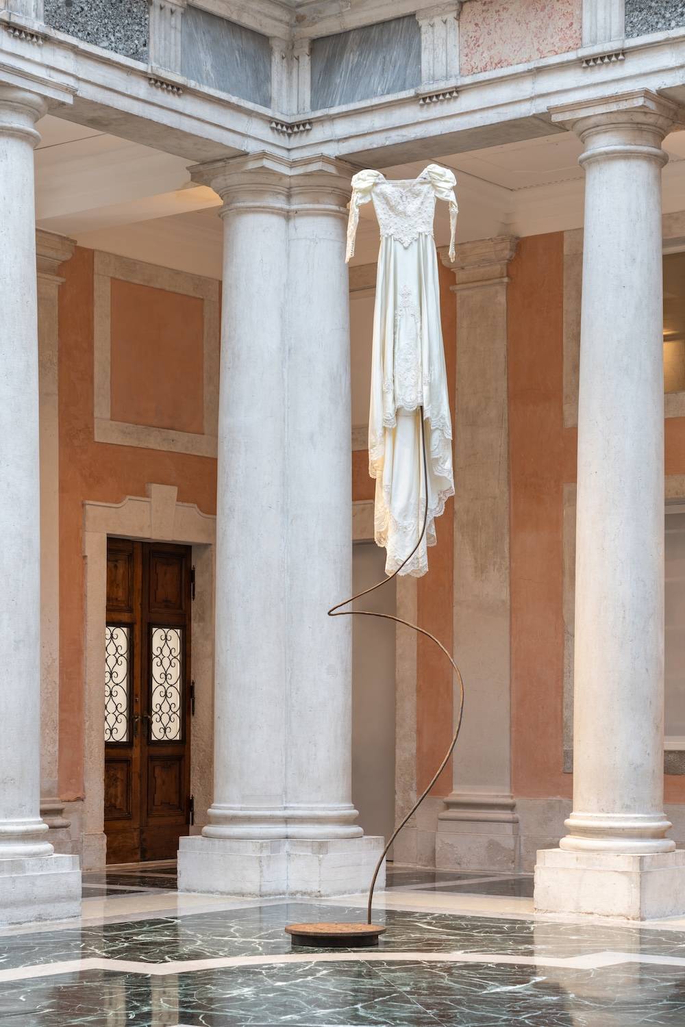 David Hammons, Forgotten Dream, 2000, Pinault Collection.
Installation view, “Julie Mehretu. Ensemble”, 2024, Palazzo Grassi, Venezia. Ph. Marco Cappelletti © Palazzo Grassi, Pinault Collection