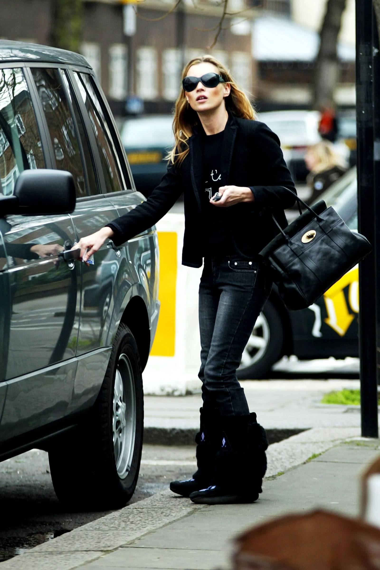 Jak nosić damskie skinny jeans wiosną i latem 2024