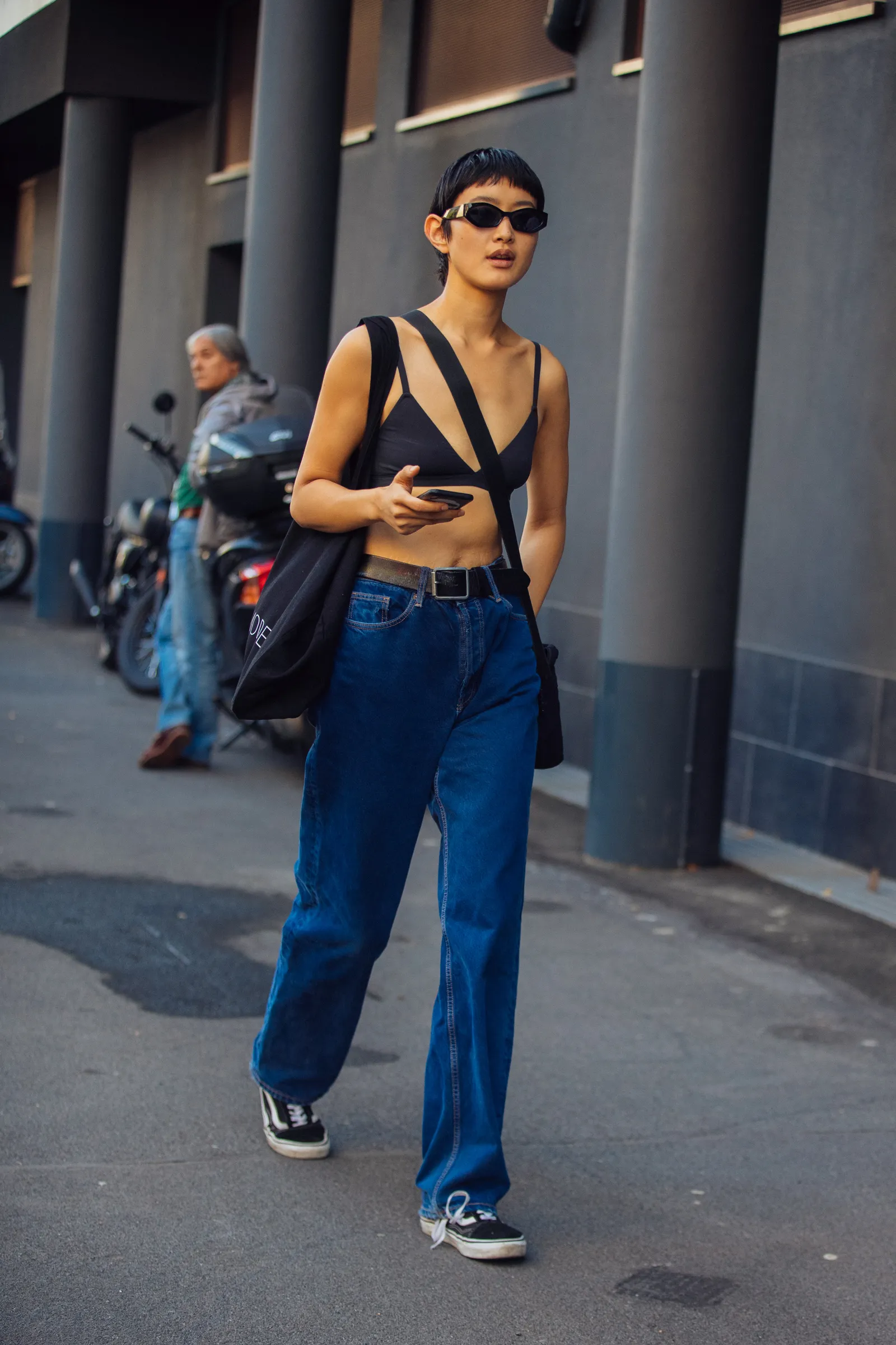 Model Old Skool coraz częściej pojawia się w streetwearowych stylizacjach. (Fot. Getty Images)