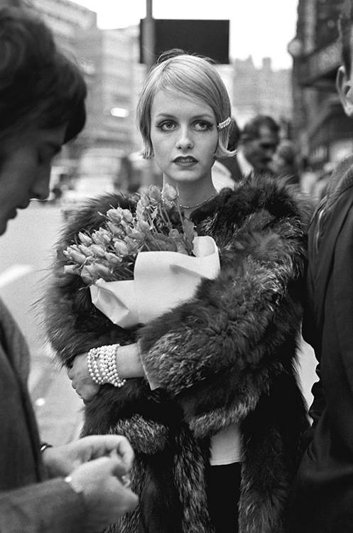 ‘Twiggy outside a flower stall in Knightsbridge, London’, 1966 (©Terry ONeill/Iconic Images)
