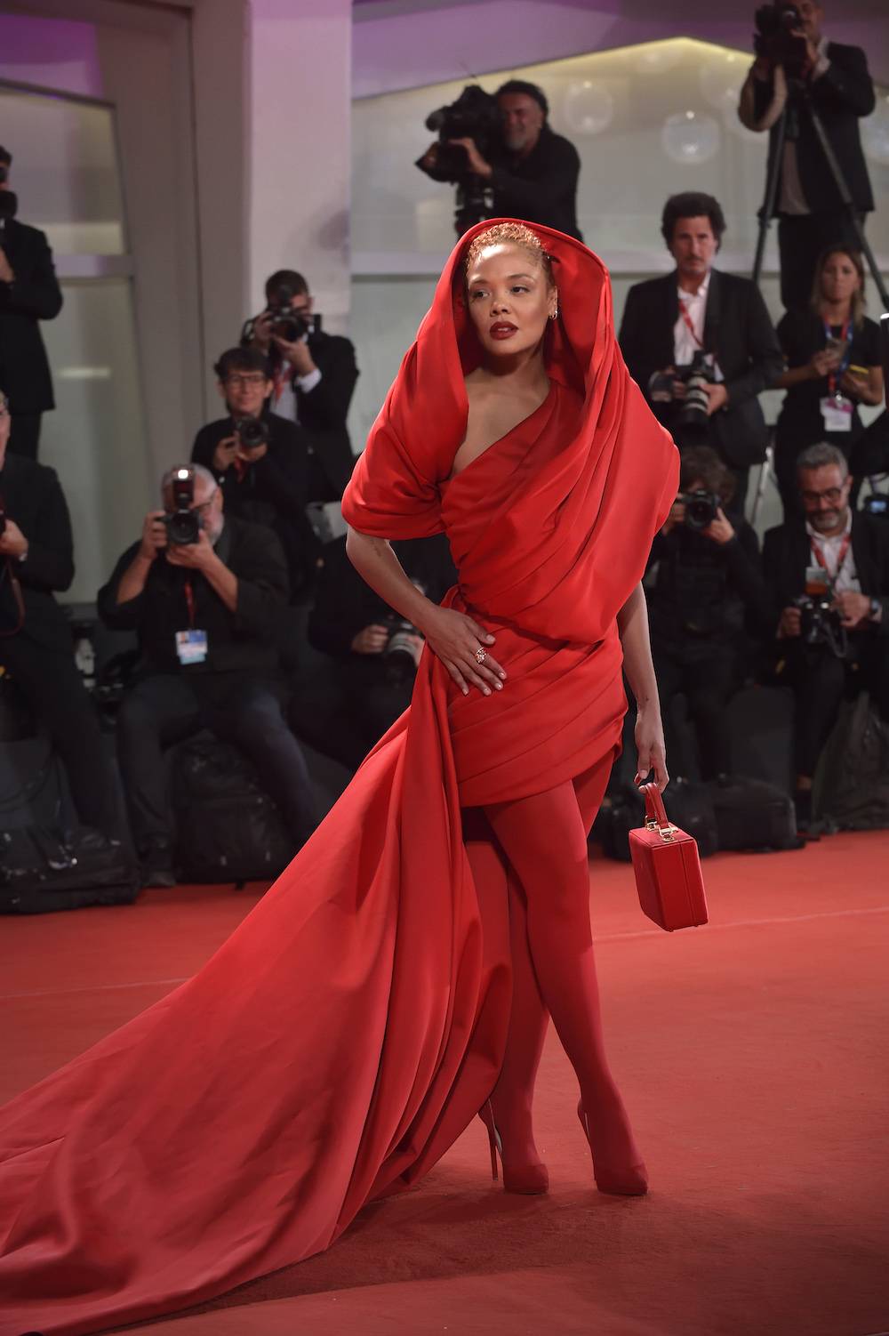 Tessa Thompson przykuła uwagę wszystkich w kreacji couture Eliego Saaba na festiwalu filmowym w Wenecji w 2023 roku (Fot. Getty Images)