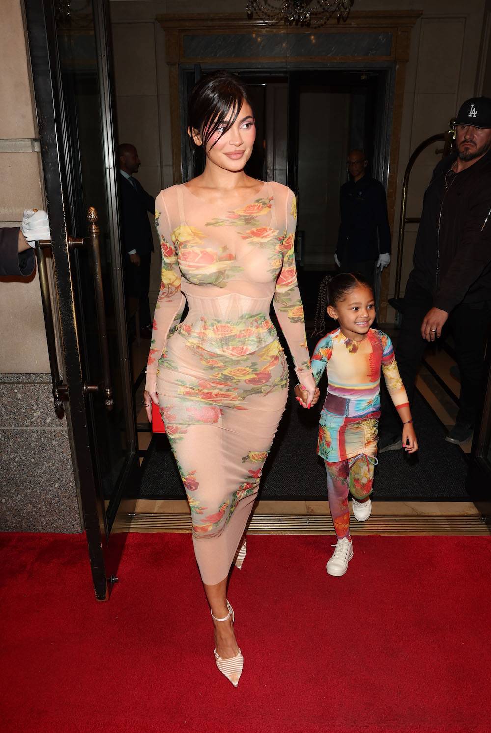 Kylie Jenner urodziła córkę Stormi, gdy miała 20 lat. Cztery lata później na świat przyszło jej drugie dziecko, syn Aire. Córeczka Kylie Jenner skończy w 2023 roku pięć lat. To właśnie pod jej wpływem gwiazda zmieniła podejście do standardów piękna, promowanych przez jej rodzinę. (Fot. Getty Images)