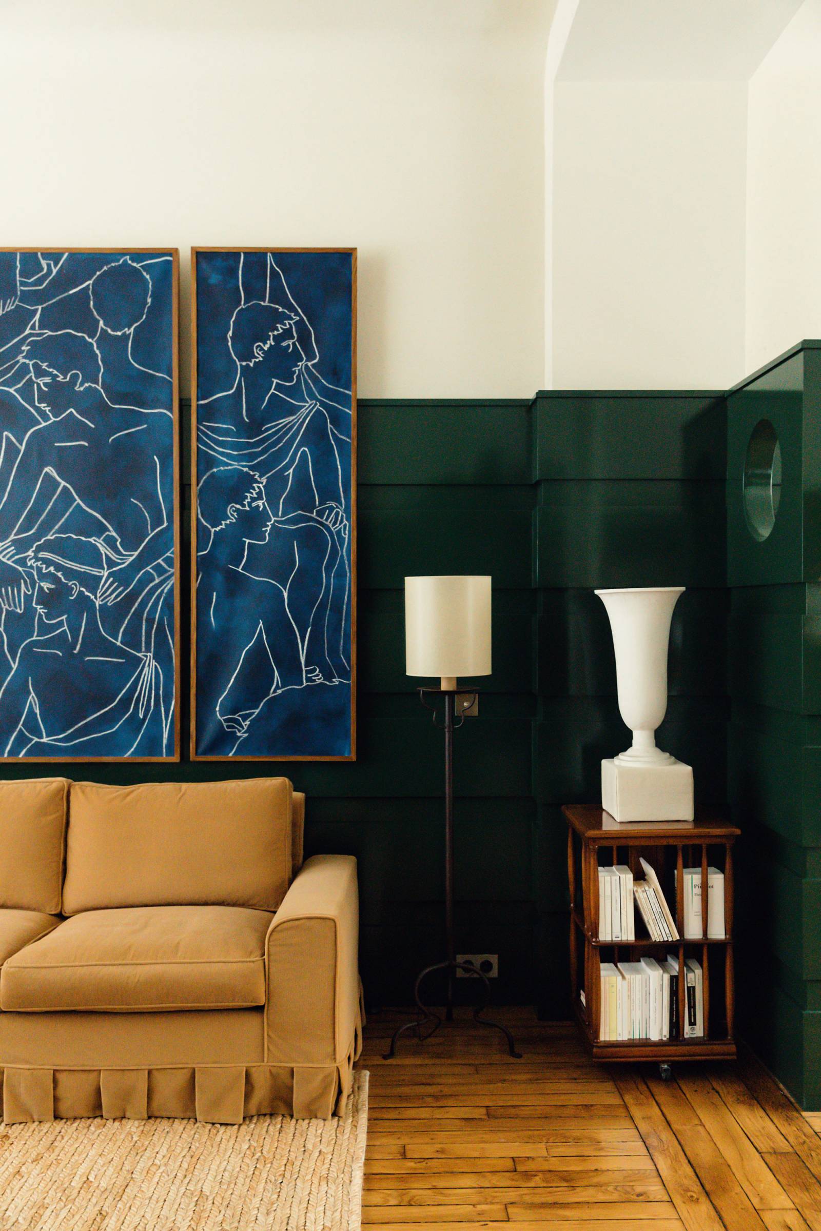 W salonie kanapę na zamówienie obito sztruksem marki Pierre Frey; lampa Balthus marki Astier de Villatte; gipsowa waza vintage; angielska szafka obrotowa vintage; lakierowany panelowy parawan na zamówienie; tryptyk autorstwa Roberta Ruspolego. (Fot. Cerruti & Draime)