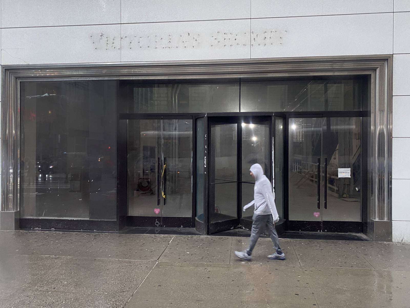 Zamknięty sklep marki na Manhattanie / (Fot. Getty Images)