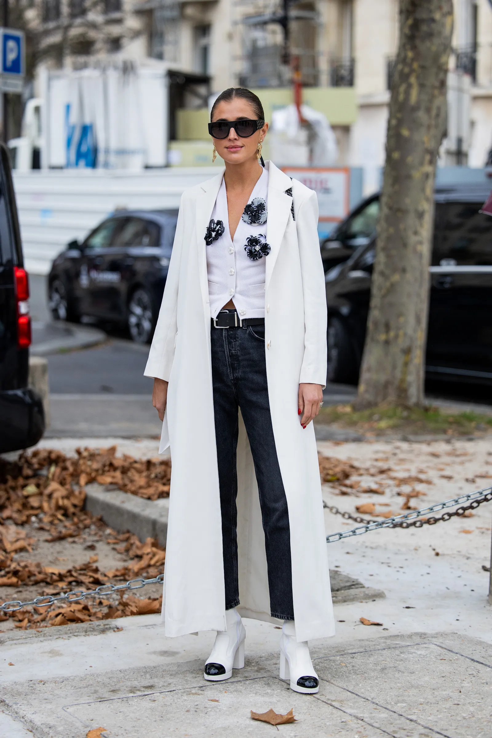 Kozaki na platformie nadal są jednym z najczęstszych wyborów miłośniczek street style’u. (Fot. Getty Images)