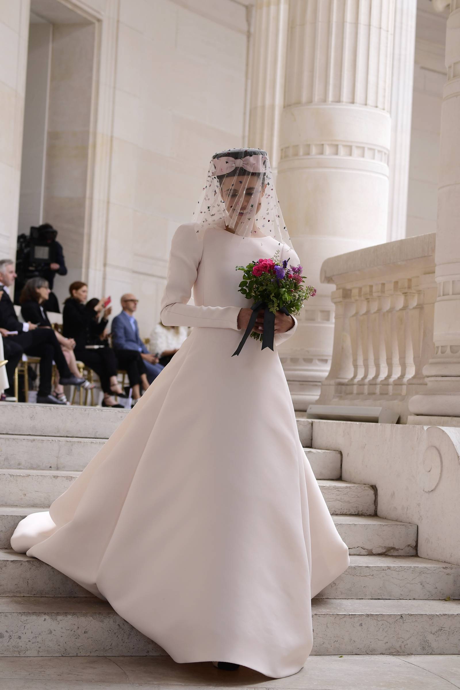 W sukni ślubnej na finale pokazu Chanel haute couture jesień-zima 2021/2022 / Fot. Getty Images
