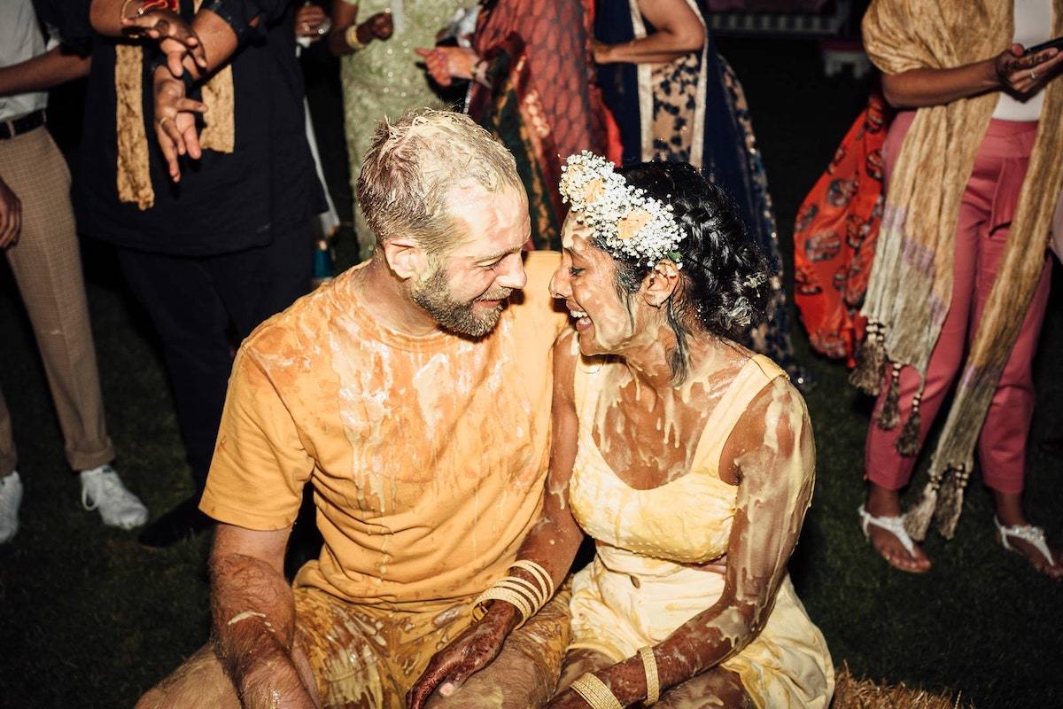 W czasie mehendi rodzina i przyjaciele oblali parę pastą z kurkumy, która ma im przynieść szczęście.  / Fot. The Shannons Photography