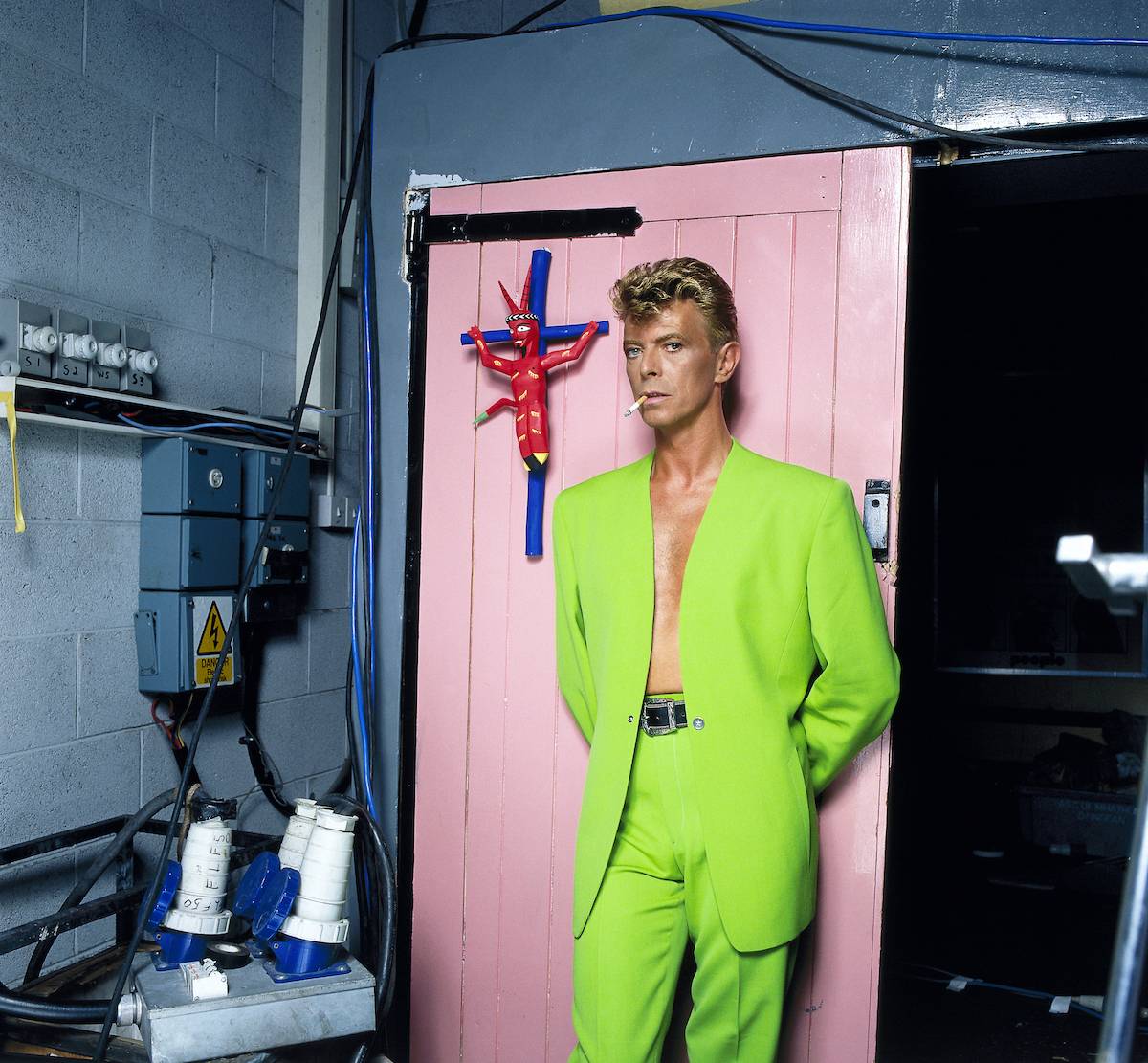 David Bowie na planie teledysku You Belong in Rock ’n’ Roll zespołu Tin Machines w garniturze z kolekcji Les Cow-boys, prêt-à-porter wiosna-lato 1992 Fot. Brian Aris/ArisPrints 2017