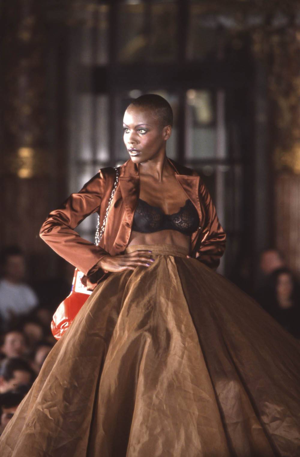 Vivienne Westwood wiosna-lato 1993 (Fot. Getty Images)