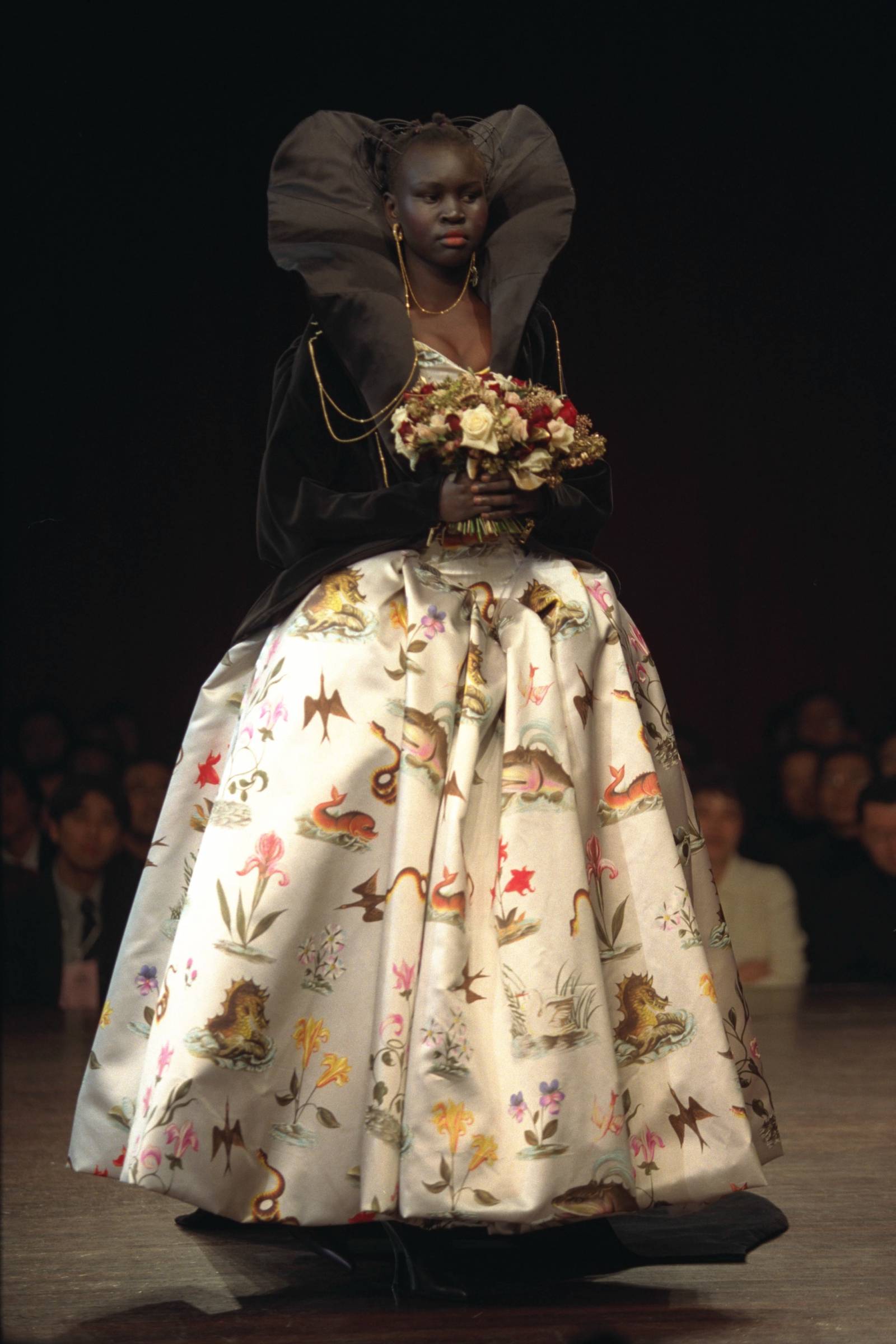 Vivienne Westwood jesień-zima 1997-1998 (Fot. Getty Images)