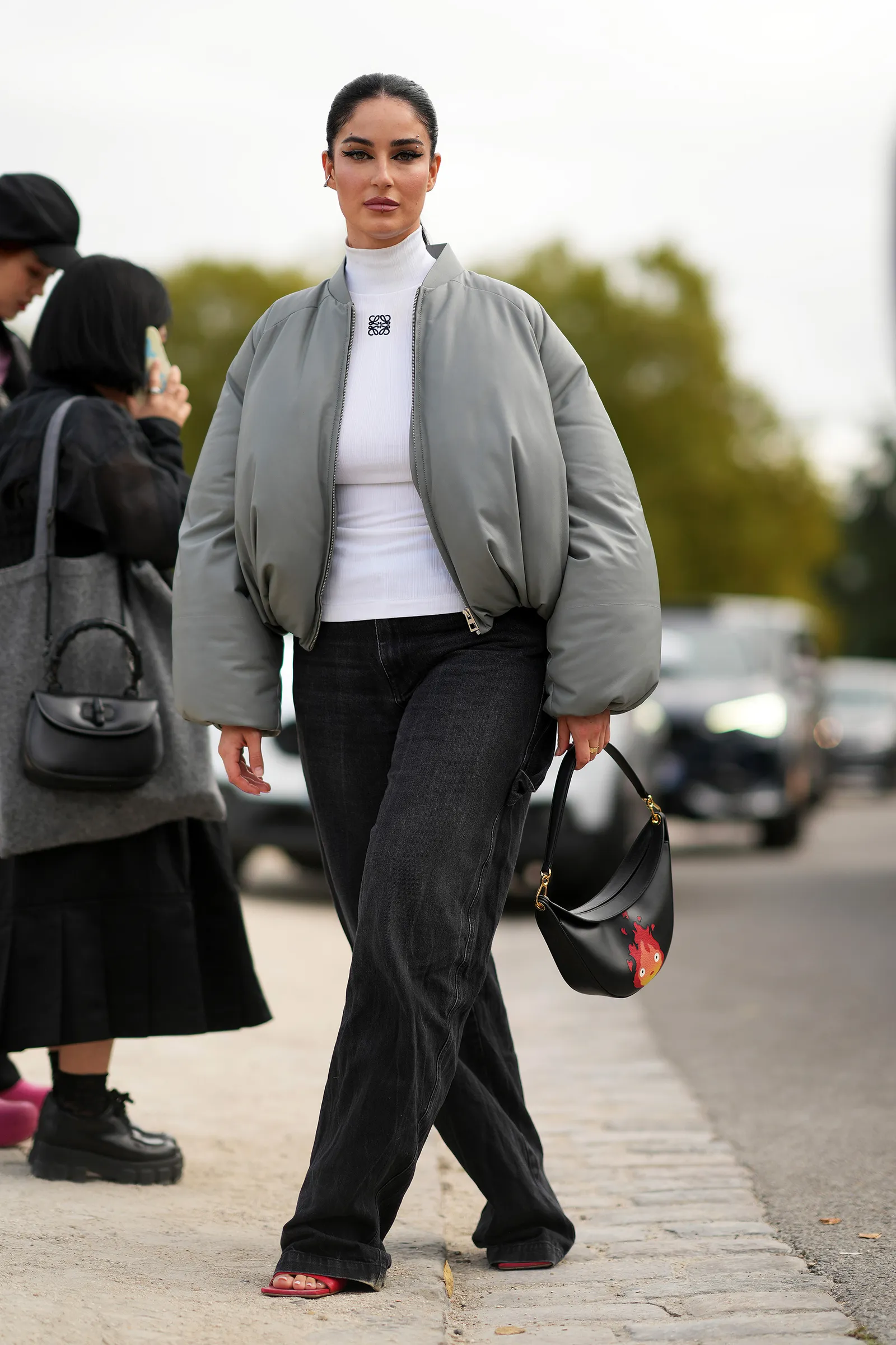 Kurtki bomberki z jeansami baggy to gwarancja modnego wyglądu. (Fot. Getty Images)
