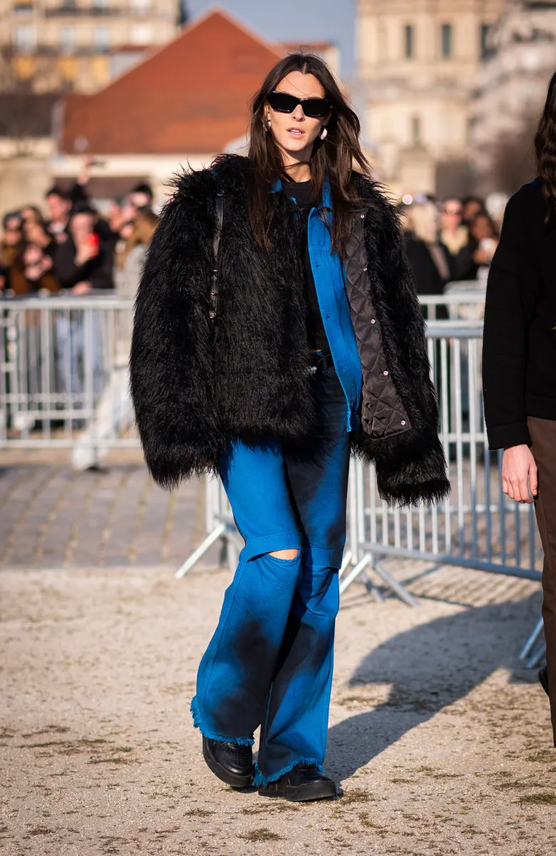 Kurtki futrzane można nosić z luźnymi jeansami, by stworzyć casualowy look. (Fot. Getty Images)