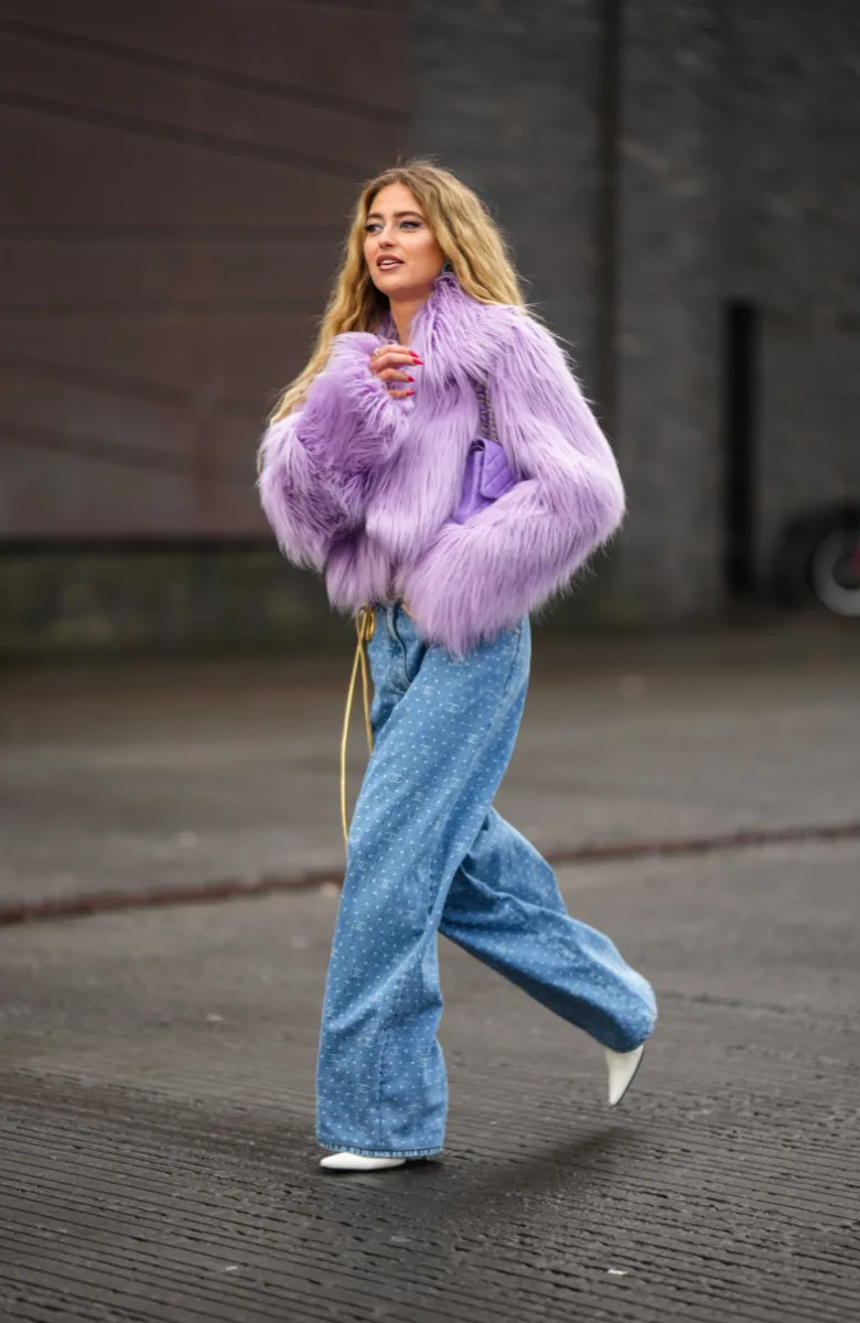 Kurtki futrzane z jeansami typu baggy pozwolą stworzyć eleganckie stylizacje. (Fot. Getty Images)