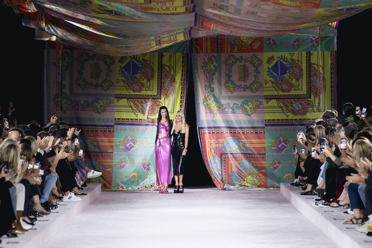 Piosenkarka Dua Lipa i projektantka Donatella Versace na wybiegu Versace wiosna-lato 2022 w Mediolanie