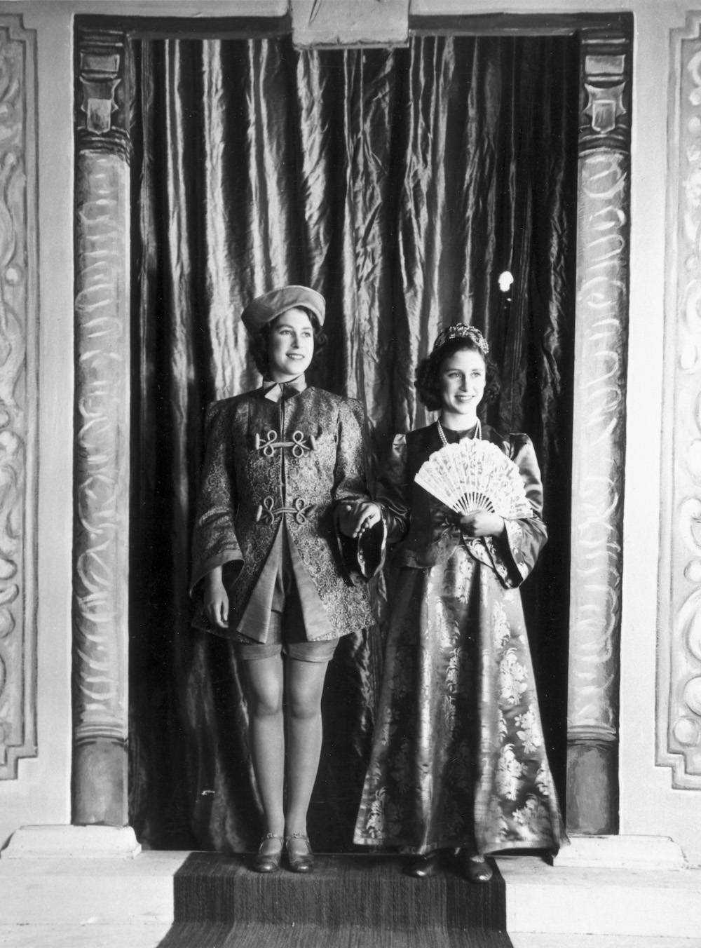Elżbieta wraz z siostrą Małgorzatą podczas nadwornego spektaklu, 1943 rok (Fot. Getty Images)
