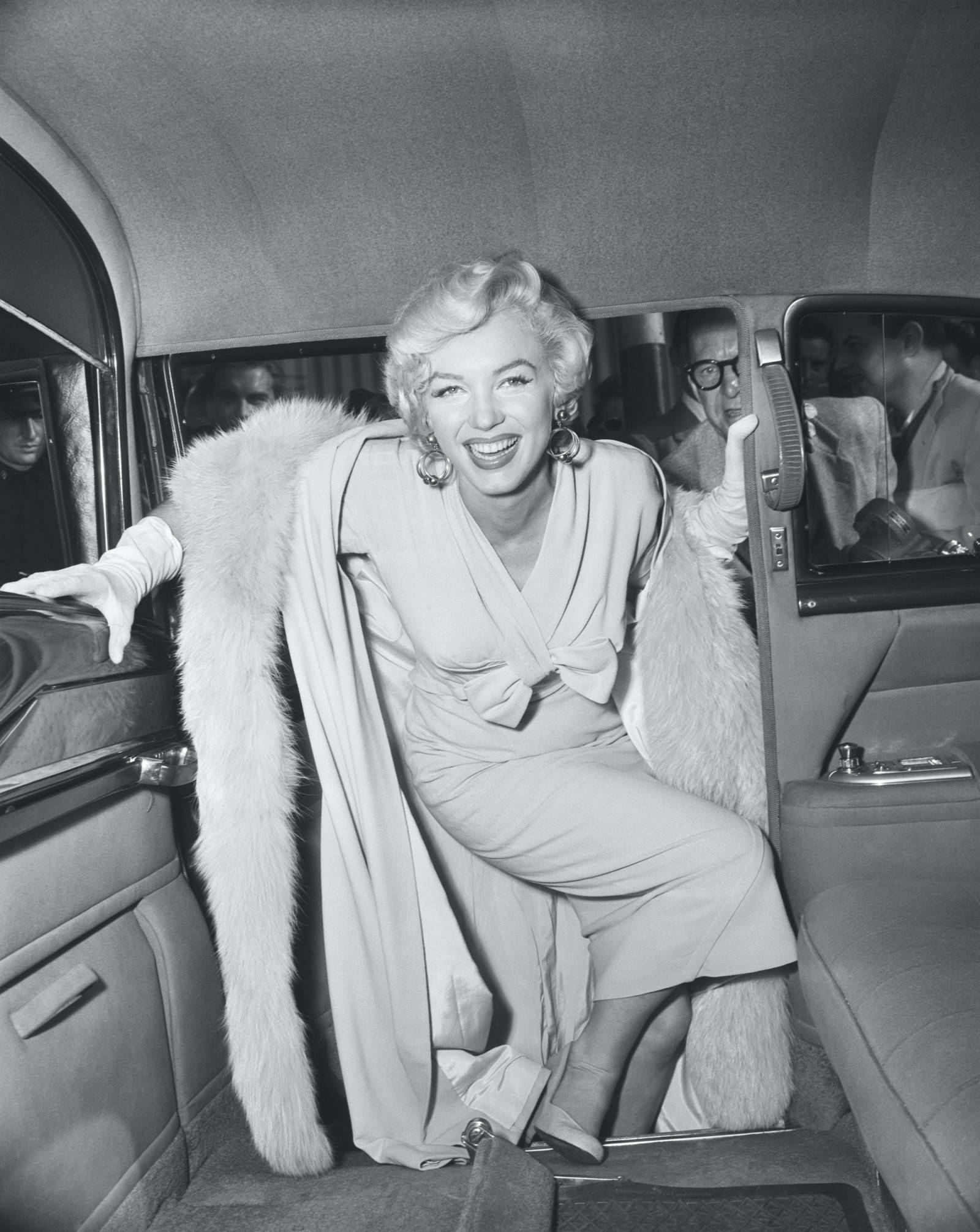 Marilyn Monroe wsiada do samochodu na lotnisku w 1954 roku