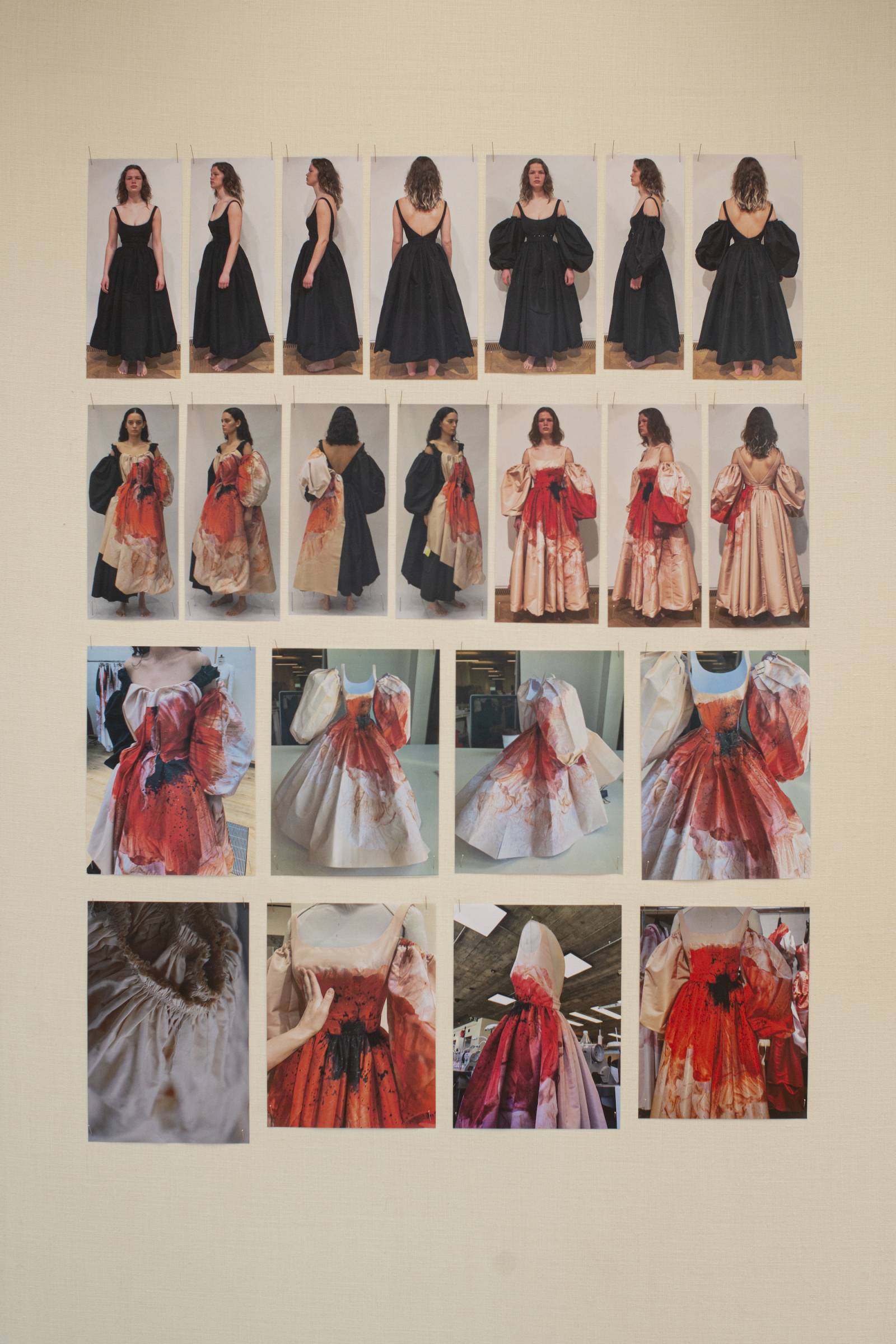 Proces przedstawiający przymiarki sukni z zawilcem z bufiastymi rękawami w kolorze różowego złota / Fot. materiały prasowe Alexander McQueen
