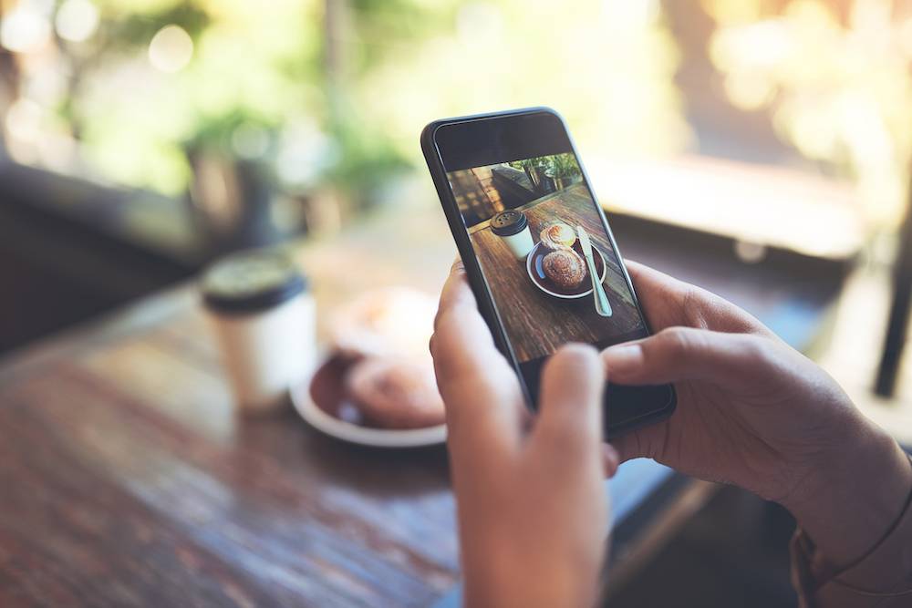 Bez aplikacji foodies nie wyobrażają sobie życia (Fot. Getty Images)