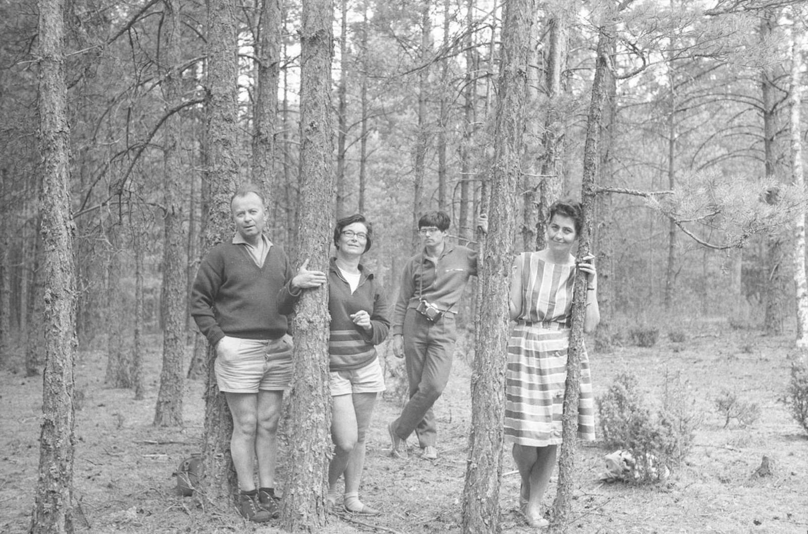 Wakacje na Mazurach, [od lewej] Stefan Stankiewicz, Zofia Hermanowicz, Mariusz Hermanowicz i Maria Stankiewicz, 1965-1969 (Fot. © Miłosz Hermanowicz. Dzięki uprzejmości FAF)