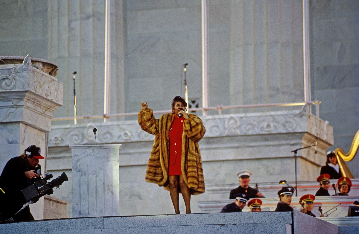 Aretha Franklin podczas koncertu w 1993 roku (Fot. Mark Reinstein, Getty Images)