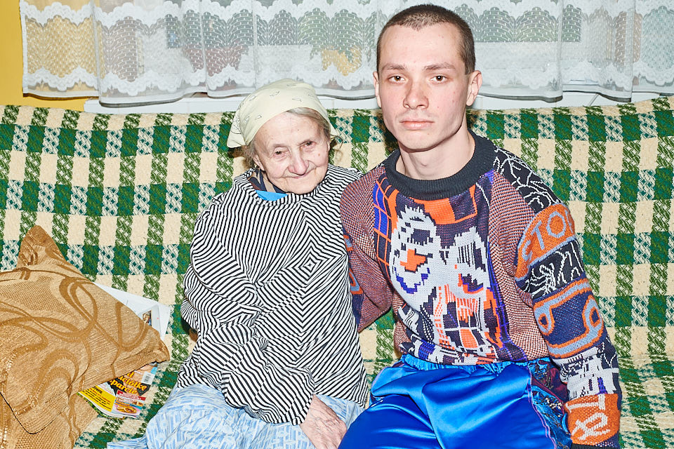Tomasz Armada z babcią (Fot. Aga Murek)