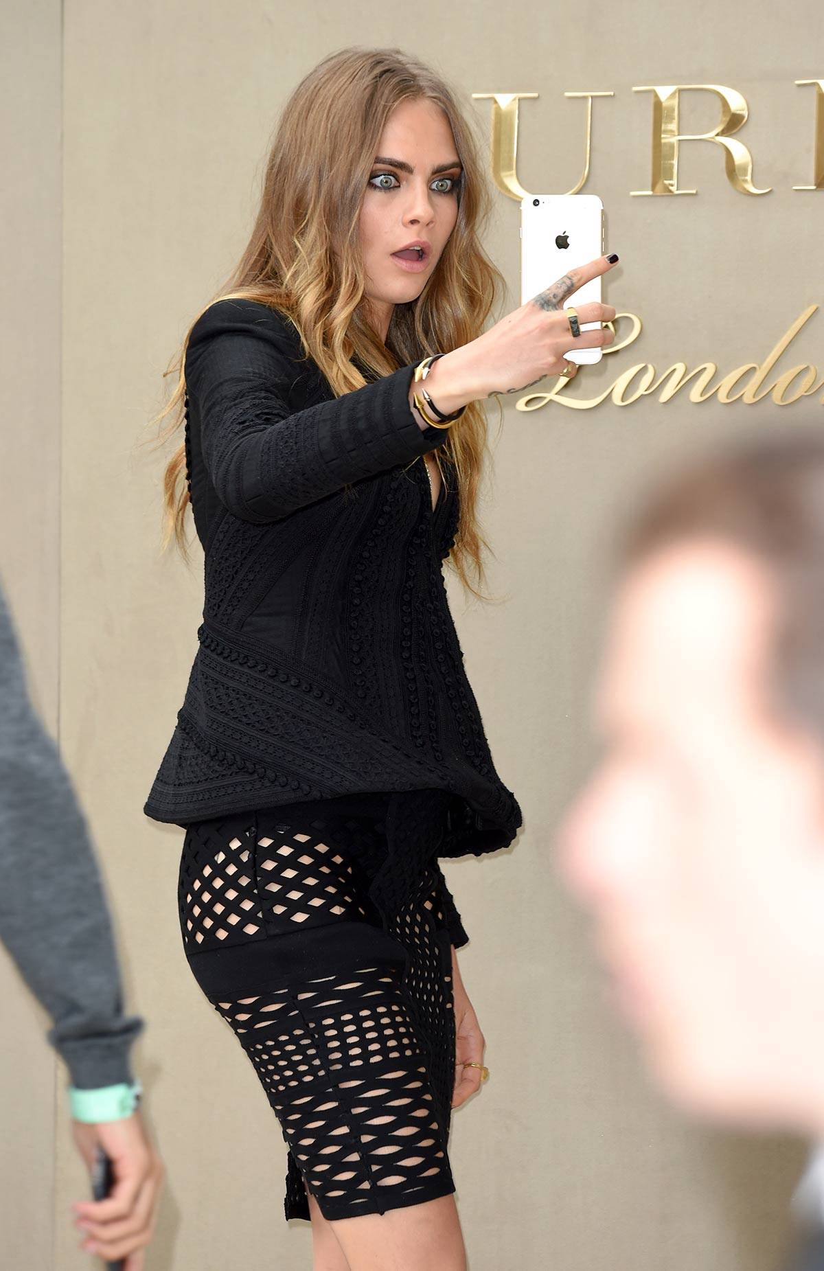 Cara Delevingne robi selfie na pokazie Burberry Prorsum (Fot. Getty Images)