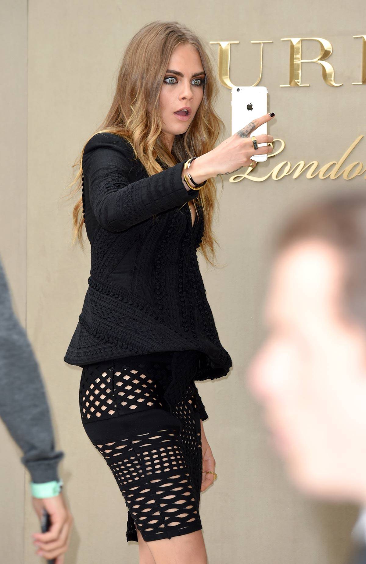 Cara Delevingne robi selfie na pokazie Burberry Prorsum (Fot. Getty Images)