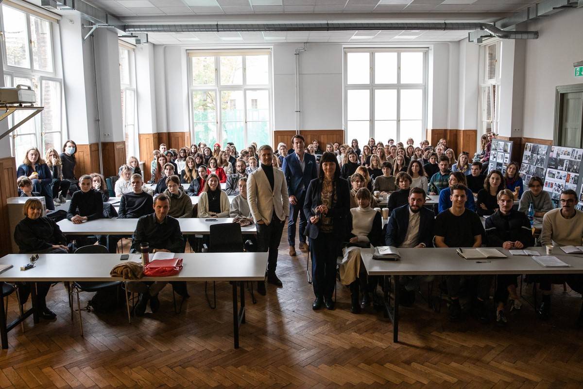 Przedstawiciele Rolls-Royce ze studentami i wykładowcami ASP w Krakowie (Fot. Materiały prasowe)