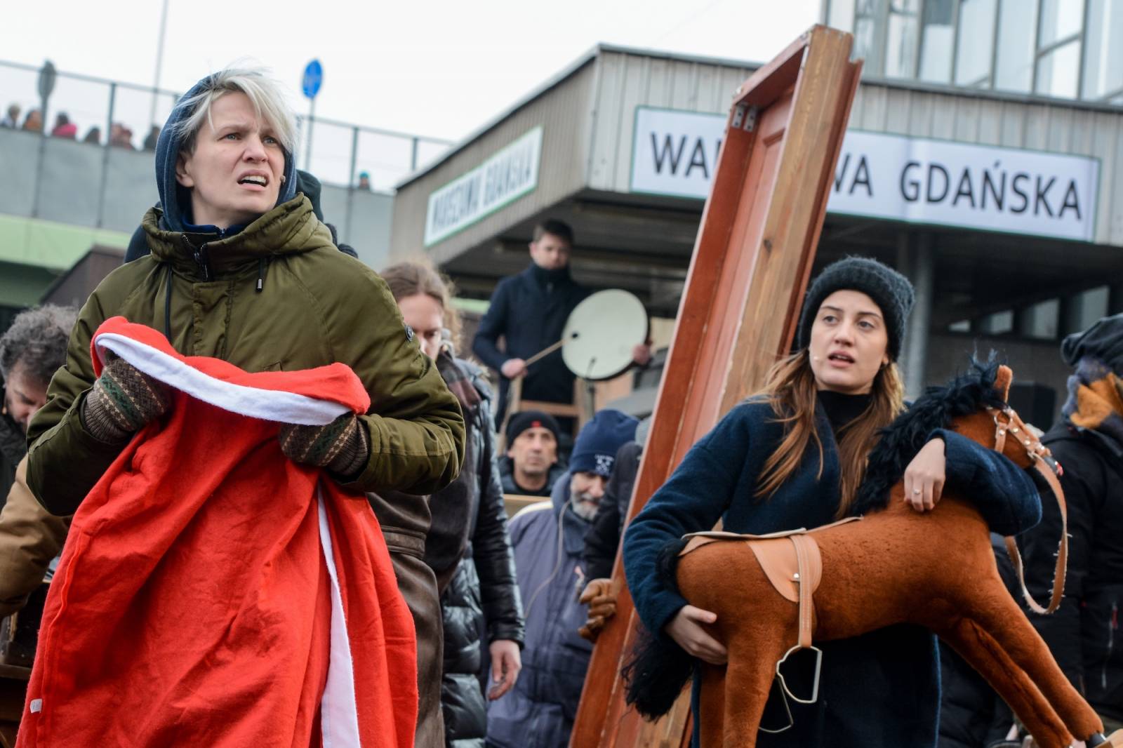 „Spakowani, czyli skrócona historia o tym, kto czego nie zabrał” – spektakl plenerowy Agaty Dudy-Gracz 8 marca 2018 roku na Dworcu Gdańskim w Warszawie upamiętniający osoby zmuszone do opuszczenia Polski po Marcu ’68 (fot. Mariusz Gaczynski/East News)