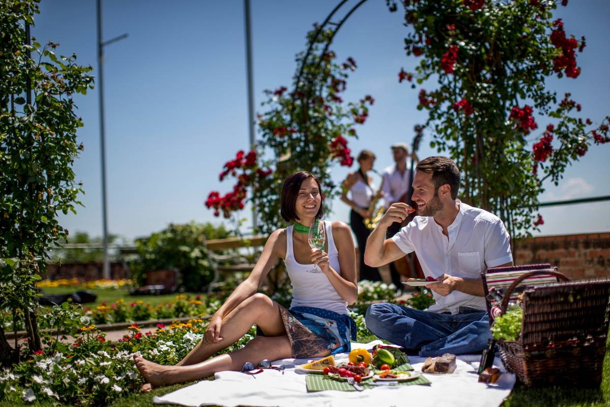 Piknik w okolicach zamku królewskiego w Grazu/ Fot. Graz Tourismus, Tom Lamm