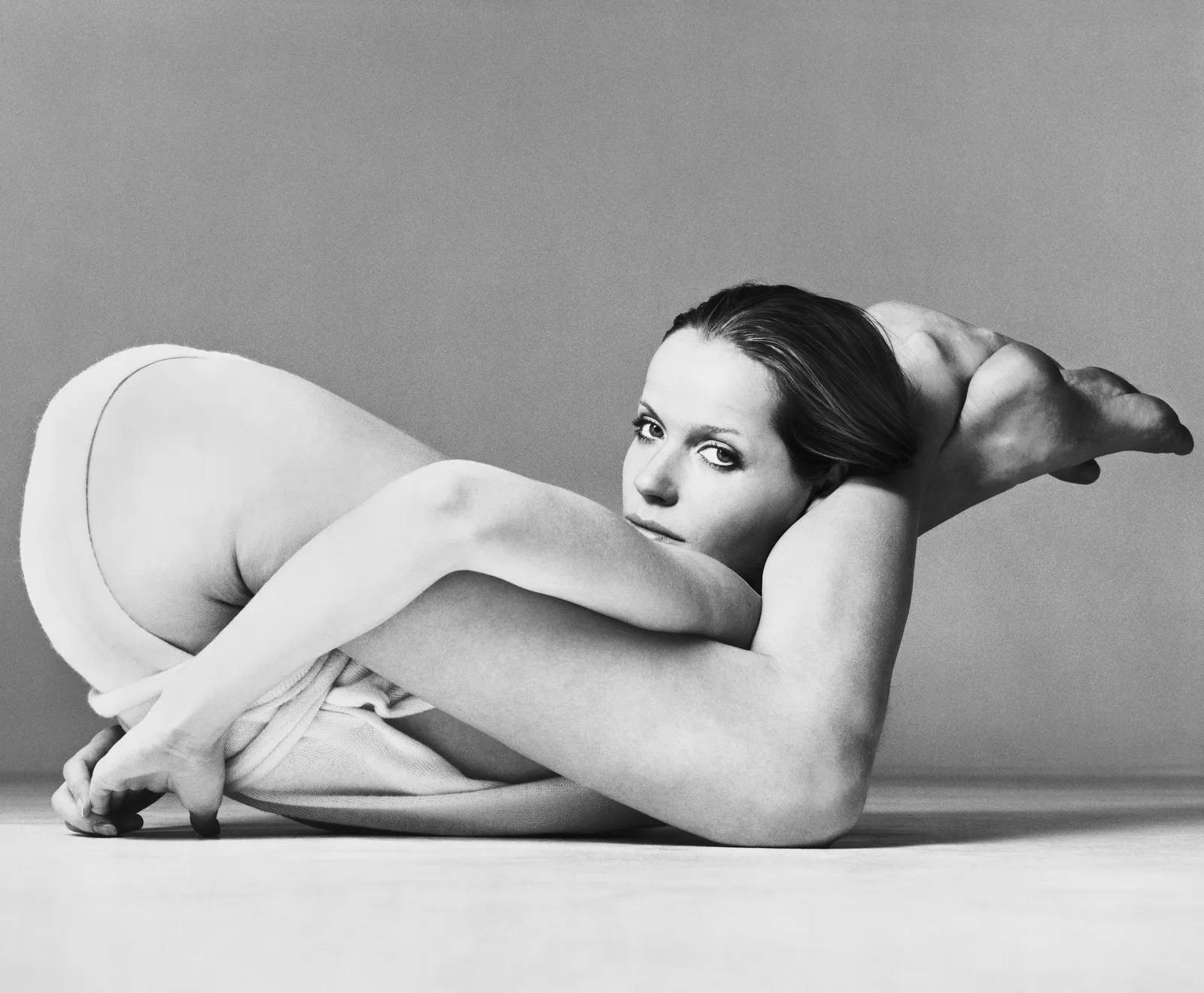 Veruschka, szal Giorgio di Sant’Angelo, Nowy Jork, marzec 1972 (Fot. The Richard Avedon Foundation)